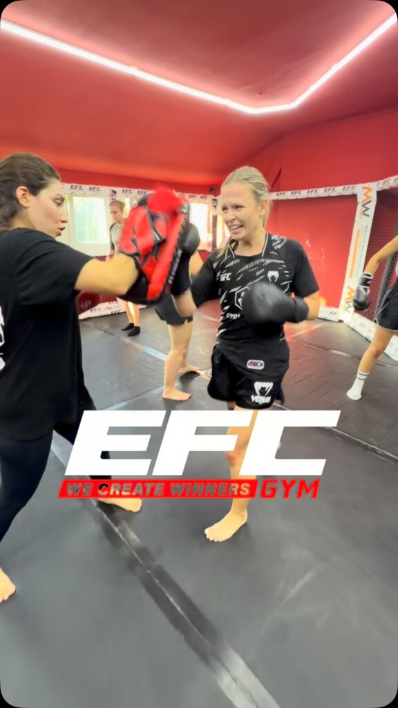 Pratzentraining beim Frauen-Kickboxen
