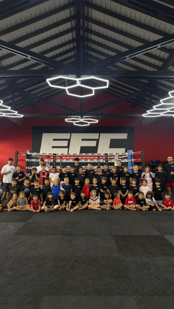 Gruppenfoto der Kids vor dem Ring