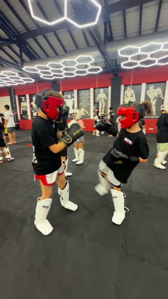 Kinder beim Sparring mit Schutzausrüstung