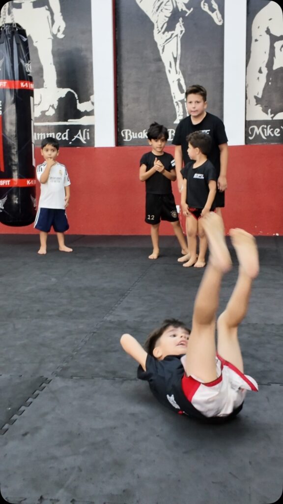 Kinder beim Kick- und Thaiboxtraining